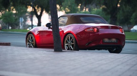 Mazda MX-5 2019: większa moc i przyjemność z prowadzenia LIFESTYLE, Motoryzacja - Lekka konstrukcja, zwarte i kompaktowe nadwozie, napęd na tylne koła, gotowość do jazdy z otwartym dachem i idealne zespolenie z kierowcą. Czy Mazda MX-5, najlepiej sprzedający się roadster, może zaoferować coś więcej?