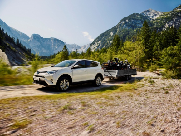 Toyota RAV4: moc hybrydy LIFESTYLE, Motoryzacja - Żyjemy w czasach fascynacji SUV-ami i odwrotu od diesli. Rezygnacja z silnika wysokoprężnego nie musi oznaczać jednak kompromisu.