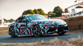 Jak producenci kamuflują swoje prototypowe modele? LIFESTYLE, Motoryzacja - Na kultowym Goodwood Festival of Speed po raz pierwszy w warunkach drogowych Toyota pokazała nową Suprę. Ale sportowego coupé nie mogliśmy podziwiać w całej okazałości, bowiem jego nadwozie zostało pokryte skutecznym i ciekawym kamuflażem.