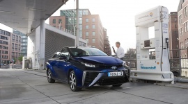 5 technologicznych ciekawostek w wodorowej Toyocie Mirai LIFESTYLE, Motoryzacja - „Mirai” po japońsku znaczy „przyszłość”. To nie przypadek, że Toyota nadała taką właśnie nazwę swojemu pierwszemu modelowi zasilanemu wodorem.