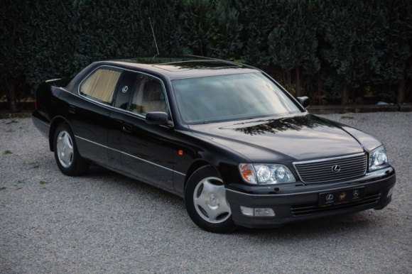 Lexus LS 400 - wyjątkowa historia wyjątkowo długiej limuzyny LIFESTYLE, Motoryzacja - Niegdyś należał do arabskiego szejka, później został przygarnięty przez mieszkającego w Ameryce polskiego miłośnika Lexusów, by w końcu trafić w ręce kolekcjonera, który słabość do samochodów japońskiej marki odkrył stosunkowo niedawno.