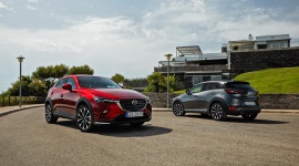 Odmieniona Mazda CX-3 rocznik 2018 BIZNES, Motoryzacja - Mazda CX-3 z roku modelowego 2018 odpowiada na sugestie i oczekiwania wyrażane przez klientów, prezentując ulepszenia stylistyczne i techniczne w wielu ważnych dziedzinach.