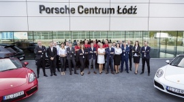 NOWY SALON PORSCHE W ŁODZI! LIFESTYLE, Motoryzacja - Od września br. miłośnicy samochodów sportowych mogą testować wybrane modele Porsche w nowo otwartym salonie w Łodzi – Porsche Centrum Łódź.