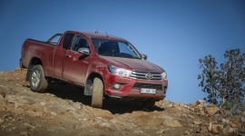 Toyota Hilux: pickup o dwóch twarzach LIFESTYLE, Motoryzacja - Pickupy to samochody, które kojarzą się nam przede wszystkim z Ameryką Północną i Południową. Funkcjonują tam one nie tylko jako pojazdy użytkowe, lecz często pod wpływem mody i tradycji zastępują auta osobowe.