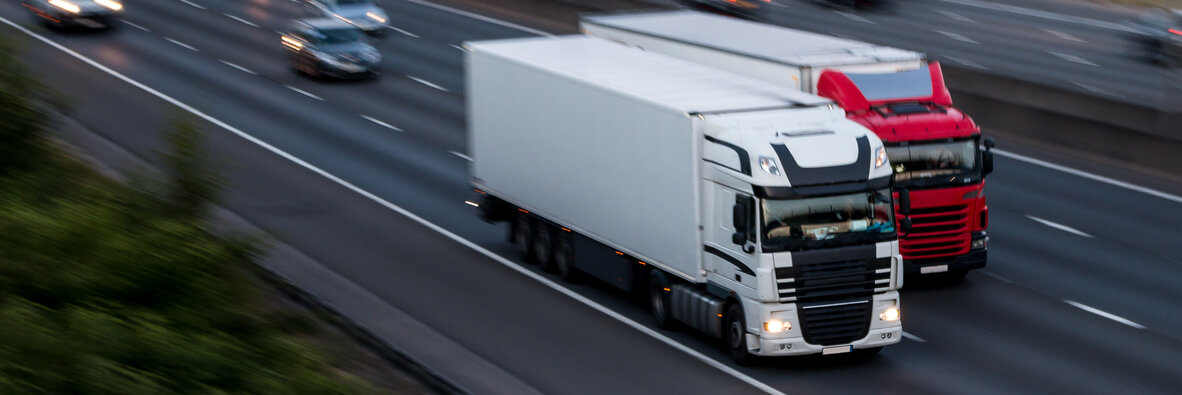 Czym jeżdżą polscy kierowcy ciężarówek? , - Polskie firmy transportowe dynamicznie rozwijają swoje floty ciężarówek. Tylko w pierwszej połowie bieżącego roku zarejestrowano w naszym kraju o 12% więcej tego typu pojazdów, niż w analogicznym okresie roku poprzedniego[1]. Nasi przewoźnicy dysponują również jednymi z najbardziej ekologicznych pojazdów — normy Euro 6 spełnia prawie 100 tysięcy  ciężarówek w polskich firmach transportowych, a niewiele mniej, bo prawie 80 tysięcy spełnia normę Euro 5[2]. Sprawdziliśmy stan floty transportu drogowego w Polsce oraz kto jeździ polskimi ciężarówkami.