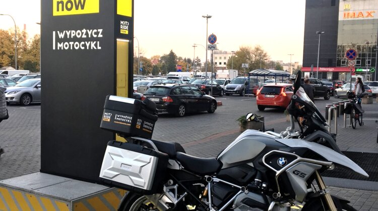 Sadyba Best Mall z pierwszą w Polsce bezobsługową wypożyczalnią motocykli nowe produkty/usługi, handel - Pierwsza w Polsce bezobsługowa motostacja została otwarta w warszawskiej galerii Sadyba Best Mall.