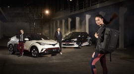 Toyota C-HR Adidas - sportowa stylizacja w nowym znaczeniu LIFESTYLE, Motoryzacja - Toyota C-HR z paskami Adidasa? Czemu nie?! Tajlandzka Toyota zaprezentowała słynącego z odważnego designu crossovera w nowej stylizacji, opracowanej wspólnie z popularną marką odzieży sportowej.