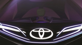 Toyota ma pomysł na latający samochód LIFESTYLE, Motoryzacja - Toyota opatentowała nowy projekt latającego samochodu-drona, którego koła mogą pełnić funkcję śmigieł. Pojazd ma mieć napęd elektryczny zasilany bateriami lub ogniwami paliwowymi. Projekt opracowała Toyota Engineering and Manufacturing North America.