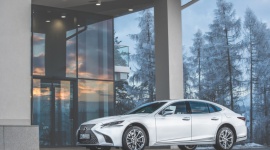 Jaka filozofia kryje się za wyjątkową stylistyką Lexusa LIFESTYLE, Motoryzacja - „Chcemy wyróżniać się na ulicy, ale jednocześnie osiągać to z wysoką klasą” - mówi główny menadżer Lexus Design Division, Koichi Suga.