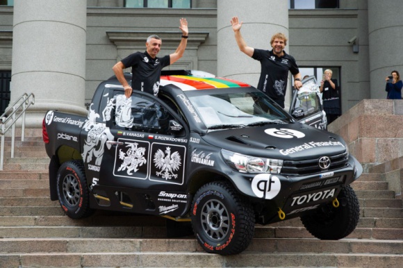 Rajd Dakar: Toyota Hilux Black Hawk V litewsko-polskiego teamu Pitlane LIFESTYLE, Motoryzacja - W nadchodzącej, 41. edycji Rajdu Dakar w jednym aucie ponownie zobaczymy Benediktasa Vanagasa i Sebastiana Rozwadowskiego. I tym razem litewsko-polski zespół Pitlane wybrał ekstremalny samochód terenowy – Toyotę Hilux Black Hawk V.