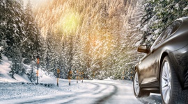 Opony polecane na zimę LIFESTYLE, Motoryzacja - Kiedy średnia dobowa temperatura powietrza utrzymuje się długotrwale na poziomie poniżej 7°C, kierowcy powinni zmienić ogumienie z letniego na zimowe. Jakie opony wybrać?