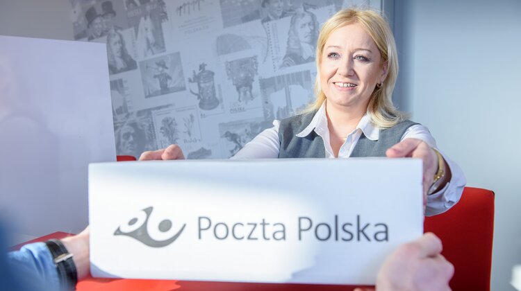 Poczta Polska najpopularniejsza wśród przedsiębiorców prowadzących e-sklepy transport, ekonomia/biznes/finanse - Ponad połowa e-sklepów wybiera usługi kurierskie Pocztex i usługi paczkowe Poczty Polskiej, a blisko 1/3  korzysta z usługi Odbiór w PUNKCIE, która umożliwia odbiór przesyłki w placówkach pocztowych, na wybranych stacjach Orlen, w kioskach RUCH oraz w sklepach Żabka i Freshmarket – wynika z najnowszego badania przeprowadzonego przez ARC Rynek i Opinia.
