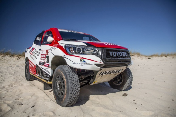 Toyota Gazoo Racing wystawi trzy Hiluxy w Rajdzie Dakar LIFESTYLE, Motoryzacja - Toyota Gazoo Racing SA wystawi w Rajdzie Dakar 2019 trzy załogi. Udoskonalone Hiluxy poprowadzą Giniel de Villiers i jego pilot Dirk von Zitzewitz, Nasser Al Attiyah w teamie z Mathieu Baumelem oraz Bernhard ten Brinke z nowym pilotem, Xavierem Panserim.