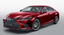 TRD stuningowało Lexusa ES LIFESTYLE, Motoryzacja - Nowy Lexus ES zadebiutował oficjalnie dopiero pół roku temu, a japoński oddział Toyota Racing Development przygotował już kilka interesujących elementów pozwalających na zarówno optyczny, jak i mechaniczny tuning limuzyny.