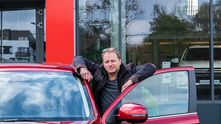 Maciej Stuhr w przyjaźni z Mitsubishi Outlanderem 2019