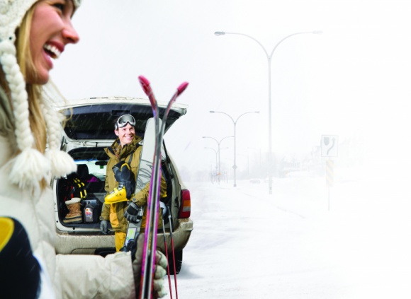 Wyjazd na narty – jak przygotować auto do podróży? LIFESTYLE, Motoryzacja - Prawie jedna trzecia Polaków potrafi jeździć na nartach, a aktywnych narciarzy jest w naszym kraju ponad 4 miliony .