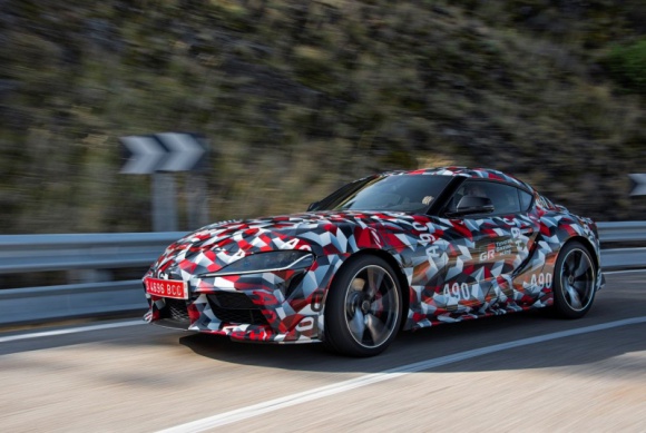 Pierwszy egzemplarz Toyoty Supry trafi na aukcję LIFESTYLE, Motoryzacja - Nowa Toyota Supra 2020 w wersji produkcyjnej zostanie pokazana światu po raz pierwszy 14 stycznia 2019 roku na targach motoryzacyjnych w Detroit.