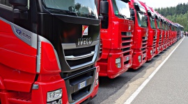 Za ile pracować za kółkiem? BIZNES, Motoryzacja - Od 5 do 8,5 tysiąca PLN na rękę. Tyle może zarobić kierowca ciężarówki w polskim przedsiębiorstwie transportowym.