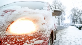Czy warto kupować używane auto zimą? LIFESTYLE, Motoryzacja - Dzięki zimowej aurze łatwiej można sprawdzić czy sprzedający dba o samochód i prześwietlić faktyczny stan techniczny auta. Zakup auta zimą to okazja do przeprowadzenia jazdy próbnej umożliwiającej jego wnikliwe przetestowanie.