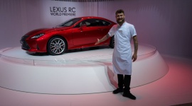 Jak smakuje Lexus RC? LIFESTYLE, Motoryzacja - Andreas Møller, szef kuchni nagrodzonej gwiazdką Michelin restauracji Copenhague w Paryżu, jako pierwszy na świecie poprowadził nowego Lexusa RC.