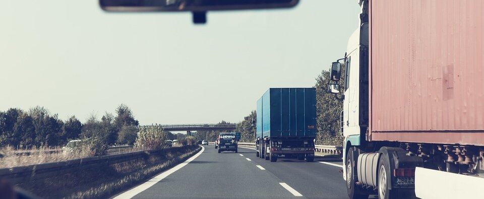 Lekko nie będzie, czyli unijne nowości dla pojazdów poniżej 3,5 tony , - Duże zmiany czekają w najbliższym czasie tak zwanych busiarzy. Komisja Europejska proponuje bowiem serię poprawek w rozporządzeniu 1072/2009 w zakresie wykonywania zawodu przewoźnika. Bardzo możliwe, że już niebawem firmy, operujące flotą lekką pojazdów przewożących towary na terytoria krajów Wspólnoty, będą miały obowiązek posiadania licencji jak przedsiębiorstwa transportu ciężkiego.