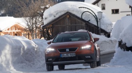 Jak zachować pełną kontrolę podczas zimowej jazdy samochodem? LIFESTYLE, Motoryzacja - Śliska droga, słaba widoczność, przykryty śniegiem samochód – to tylko niektóre z utrudnień, z jakimi muszą zmagać się kierowcy zimą.