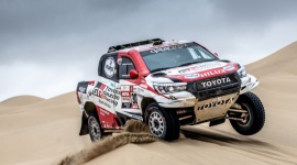 Fernando Alonso przetestuje dakarową Toyotę Hilux w RPA LIFESTYLE, Motoryzacja - W środę lub czwartek w RPA przy granicy z Namibią i Botswaną Fernando Alonso będzie testował z zespołem Toyota Gazoo Racing dakarowego Hiluxa. Dwukrotny mistrz świata Formuły 1 wciąż zastanawia się nad startem w Rajdzie Dakar 2020.