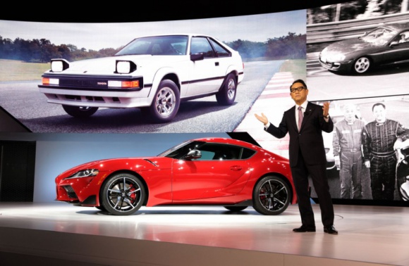 Akio Toyoda i Toyota Supra – przyjaźń na dekady LIFESTYLE, Motoryzacja - Akio Toyoda to wyjątkowa postać w gronie szefów firm motoryzacyjnych. Wnuk założyciela Toyoty ma we krwi miłość do samochodów i wciąż regularnie startuje w rajdach i wyścigach.