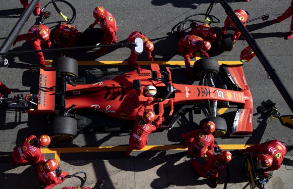 Produkty Shell przyczyniły się do lepszych wyników Scuderia Ferrari w 2018 roku BIZNES, Motoryzacja - Shell z dumą ogłasza, że lepsze czasy okrążeń osiągane przez pojazdy zespołu Scuderia Ferrari w 21% są rezultatem korzystania z paliwa wyścigowego Shell V-Power i oleju silnikowego Shell Helix Ultra.