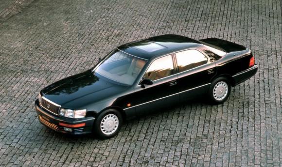 30 lat Lexusa LS - nieustanny pościg za doskonałością LIFESTYLE, Motoryzacja - Dla fanów motoryzacji obchodzący w tym roku 30. urodziny Lexus LS to jeden z najlepszych samochodów na globalnym rynku. A w świecie marketingu to fenomenalny przykład zbudowania od podstaw nowej supermarki.