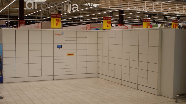 Największy w Polsce automat SwipBox stanął w Carrefour na warszawskim Targówku nowe produkty/usługi, handel - Carrefour Polska oraz SwipBox, operator automatów do odbioru przesyłek kurierskich, nawiązali współpracę, dzięki której klienci sieci zyskali możliwość wygodnego odbioru paczek w największym w Polsce automacie SwipBox. Został on zlokalizowany w hipermarkecie Carrefour w Centrum Handlowym Targówek.