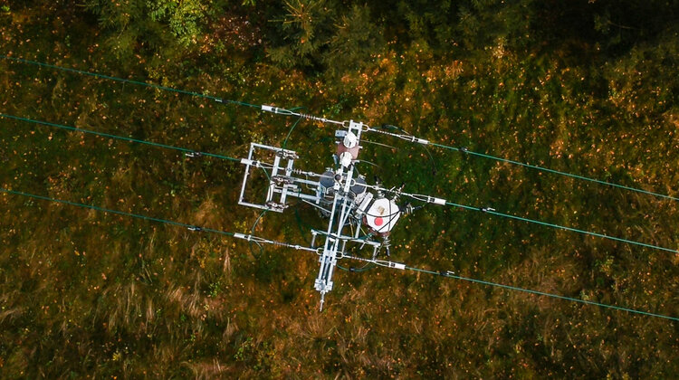 Drony i śmigłowce pomagają energetykom Enei Operator transport, energetyka - Enea Operator w najbliższych latach będzie rozwijać wykorzystanie usług lotniczych w codziennej pracy, w szczególności w nadzorowaniu linii napowietrznych średniego napięcia. Spółka od