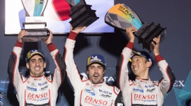 Rok sukcesów Fernando Alonso z Toyotą LIFESTYLE, Motoryzacja - Niespełna rok temu Fernando Alonso zadebiutował w zespole Toyota Gazoo Racing. Dwukrotny mistrz świata F1 szybko odnalazł się w nowej serii wyścigowej i dostał tam coś, za czym tęsknił w Formule 1 - zwycięstwa.
