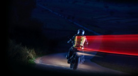 Motocykliści w LED strojach LIFESTYLE, Motoryzacja - Każdy motocyklista zdaje sobie sprawę, jak ważne dla komfortu i bezpieczeństwa jazdy jest posiadanie odpowiedniego stroju.