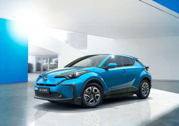 Elektryczna Toyota C-HR 2020 debiutuje w Szanghaju LIFESTYLE, Motoryzacja - Toyota zaprezentowała na targach Auto Shanghai 2019 dwa nowe modele elektryczne. Nowa Toyota C-HR oraz spokrewniony z nią model IZOA to pierwsze samochody elektryczne na baterie Toyoty, które zadebiutują w Chinach. Ich sprzedaż rozpocznie się w 2020 roku.