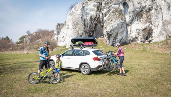 Taurus wprowadza na rynek nowe bagażniki rowerowe marki Aurilis LIFESTYLE, Motoryzacja - Na polskim rynku pojawiły się nowe modele bagażników rowerowych włoskiej marki Aurilis. Smart Rider to nowatorska i lekka platforma z mocowaniem na haku holowniczym, a Fast Rider to prosty w obsłudze uchwyt montowany na dachu samochodu.