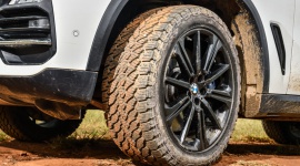 Opona General Tire zalecana do BMW X5 BIZNES, Motoryzacja - Najnowsze BMW X5 będzie wyposażane w terenowe opony General Tire Grabber AT3 w rozmiarze 275/45 R20 110V XL. Model zapewnia dobrą przyczepność w terenie i bezpieczne prowadzenie na drodze.