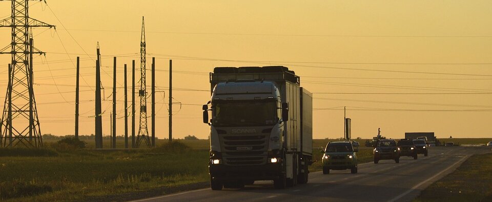 Jak Europa poradzi sobie z brakiem rąk do pracy? , - Według Międzynarodowej Unii Transportu Drogowego (IRU) deficyt kierowców może sięgnąć nawet 40 proc., a 21 proc. stanowisk pracy w Europie jest nieobsadzonych.[1] Problem ten potwierdzają także wyniki najnowszego badania Ogólnopolskiego Centrum Rozliczania Kierowców. Ponad połowa respondentów ma problem ze znalezieniem rąk do pracy. Okazuje się, że dla rodzimych przewoźników stanowi to obecnie największe wyzwanie. Jeśli rocznie z zawodu odchodzi 25 tysięcy osób[2], a już teraz brakuje około 100 tysięcy fachowców, przyszłość transportu drogowego rysuje się w ciemnych barwach. Średni wiek kierowcy zawodowego to 42 lata[3], a młodych jest jak na lekarstwo. To nie jest bolączka tylko polskiej gospodarki, a problem międzynarodowy. Skoro 80 proc. transportu towarów odbywa się poprzez przewozy drogowe, to kto będzie jeździł w Europie za dziesięć lat?