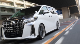 Japończycy już tuningują nowego minivana Lexusa LIFESTYLE, Motoryzacja - Japońscy tunerzy nigdy nie zawodzą. Lexus LM, pierwszy minivan luksusowej marki dopiero co zadebiutował na Shanghai Motor Show, a w internecie już pojawiły się wizualizacje auta po modyfikacjach, przedstawione przez dwa warsztaty tuningowe - Artisan Spirits i KUHL Japan.