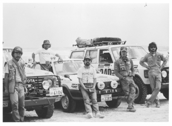 Z Paryża do Dakaru hybrydowym Priusem LIFESTYLE, Motoryzacja - Kreatywni i żądni przygód. Tak mówili o sobie członkowie japońskiego klubu entuzjastów motoryzacji. W 1979 roku utworzyli rajdowy zespół zwany Team ACP i żeby buńczuczne oświadczenia otrzymały stosowne pokrycie, zdecydowali się na uczestnictwo w Rajdzie Paryż-Dakar.
