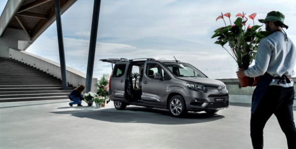 Praktyczność Toyoty Proace City LIFESTYLE, Motoryzacja - Toyota Proace City zadebiutowała na targach samochodów użytkowych w Birmingham. W ten sposób rodzina samochodów dostawczych i pasażerskich vanów Toyota Proace zyskała mniejszego kuzyna.