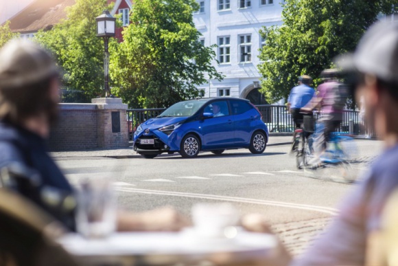 Toyota Aygo: lider wśród małych miejskich aut BIZNES, Motoryzacja - Nieprzerwanie od 2017 roku ten sympatyczny, kolorowy maluch z Japonii jest numerem jeden w Polsce.