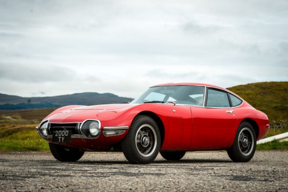 Toyota 2000GT. Ostatni samuraj LIFESTYLE, Motoryzacja - Toyota 2000GT ma wszystko, co powinno mieć klasyczne sportowe auto – wyścigową sylwetkę, supernowoczesną technologię swojej epoki, zwycięstwa w wyścigach, a nawet występ w filmie o agencie 007. Dziś na rynku aut kolekcjonerskich każdy egzemplarz to prawdziwy biały kruk.