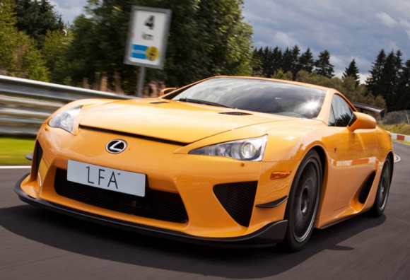 Tajemniczy LFA znowu na Nordschleife. Lexus szykuje nowe auto? LIFESTYLE, Motoryzacja - Lexus ponownie wykorzystuje częściowo zakamuflowany model LFA do testów na Północnej Pętli toru Nürburgring. Nad czym pracują Japończycy? Czy to kolejna zapowiedź modelu LC F, czy po prostu próby nowych kół lub opon?