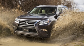 Odświeżony Lexus GX coraz bliżej LIFESTYLE, Motoryzacja - Lexus nie zwalnia tempa. Niedawno wprowadził na rynek najmniejszego crossovera UX i nową generację ES-a, a także odświeżył modele RC, RC F i RX. Teraz wygląda na to, że faceliftingu wkrótce doczeka się również spory GX.