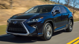 Lexus RX - historia pierwszego luksusowego SUV-a LIFESTYLE, Motoryzacja - Mają go w swojej ofercie Lamborghini, Porsche i Maserati. Luksusowy SUV jest znakiem naszych czasów. Ale pionier tego segmentu mógł być tylko jeden.