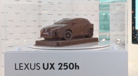 Lexus zrobił crossovera z… czekolady LIFESTYLE, Motoryzacja - Czy samochód może być słodki? Ależ oczywiście. I do tego wcale nie musi być filigranowym hatchbackiem. Wystarczy, że zostanie zrobiony z czekolady. Właśnie taki jest wyjątkowy UX 250h, którego Lexus stworzył razem z najlepszymi belgijskim mistrzami cukiernictwa.