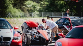 Przejedź się luksusowym autem i pomóż podopiecznym ''Obok Nas'' LIFESTYLE, Motoryzacja - Już w tę sobotę, 29 czerwca, na Torze Wschodzący Białystok odbędzie się impreza dla wszystkich fanów szybkich samochodów.