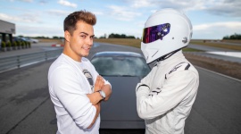 Rezi jeździł ze Stigiem z Top Gear LIFESTYLE, Motoryzacja - Remigiusz "Rezigiusz" Wierzgoń jako pierwszy polski youtuber jeździł na torze ze Stigiem, czyli tajemniczym kierowcą wyścigowym z najpopularniejszego na świecie programu motoryzacyjnego - Top Gear.