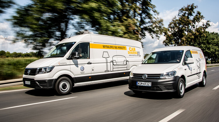 Dostawcze Volkswageny dostępne na minuty nowe produkty/usługi, transport - ProShare, dział Volkswagen Samochody Użytkowe z siedzibą w Hanowerze (Niemcy) zajmujący się nowoczesnymi rozwiązaniami mobilności oraz Volkswagen Samochody Użytkowe (Polska) przy wsparciu Volkswagen Financial Services, nawiązały współpracę z operatorem usług carsharingowych 4Mobility, w ramach której oferują klientom krótkoterminowy najem samochodów dostawczych. Oferta skierowana jest zarówno do użytkowników indywidualnych, jak i instytucjonalnych.  20 sierpnia br. na ulicach dwóch polskich miast, Warszawy i Poznania, pojawiły się dostępne w ramach usługi Volkswageny Caddy Maxi, Transporter i Crafter. Samochody te przeznaczone są do krótkoterminowego, samodzielnego użytkowania np. podczas przeprowadzki czy przewożenia większych przedmiotów, bez konieczności wynajmowania w tym celu taksówki bagażowej lub firmy przeprowadzkowej.